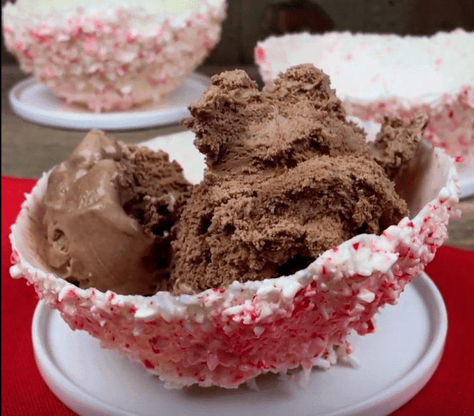 Un bol de canne en bonbon avec de la glace au chocolat dedans.