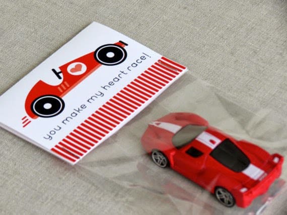 Idées de cartes pour la Saint-Valentin avec une voiture jouet pour les enfants